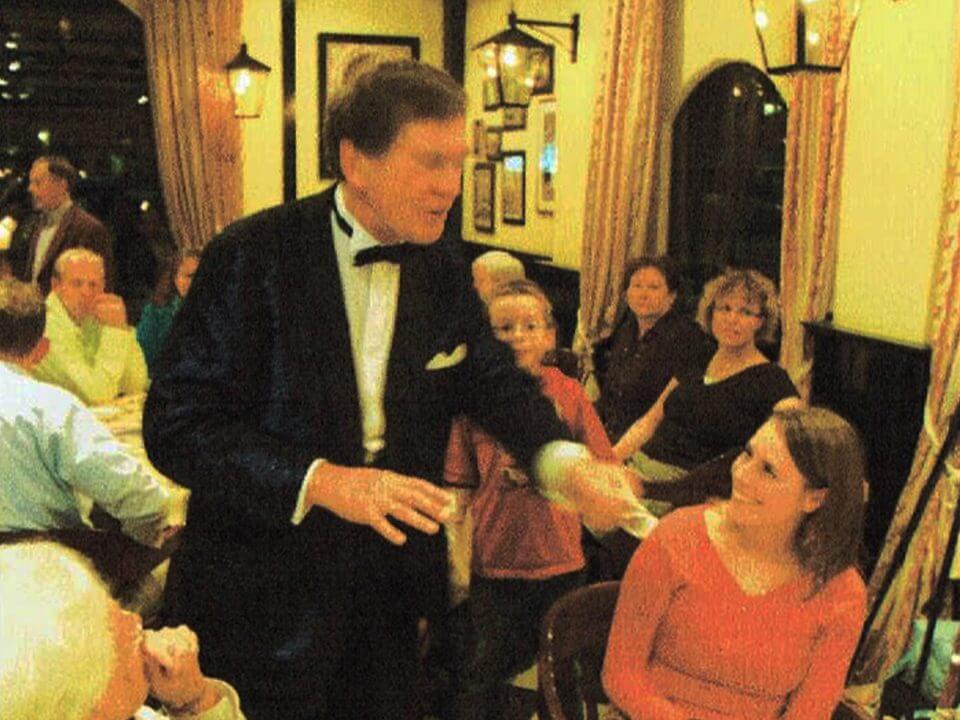 Tafelgoochelaar Titani goochelt aan tafel
