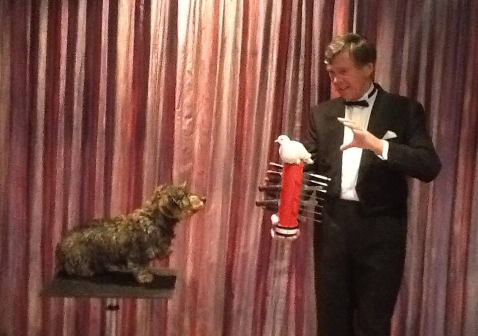 Titani als illusionist op het podium tijdens een evenement